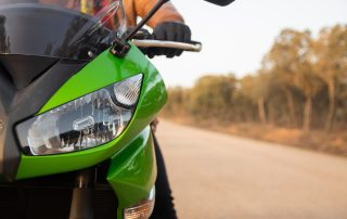 Linke Front eines grünen Motorrads.
