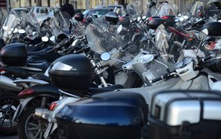 Ein Meer aus geparkten Motorrädern.