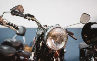 Motorräder stehen in einer Reihe.