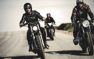 Drei Motorradfahrer fahren gemeinsam auf der Straße.