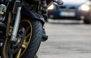 Ein Motorrad steht auf der Straße.