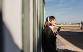 Eine Person, die Podcast hört.