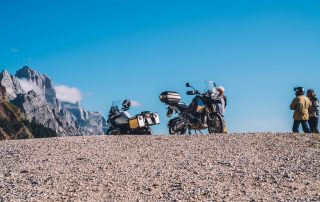 Motorräder auf einem Berg.