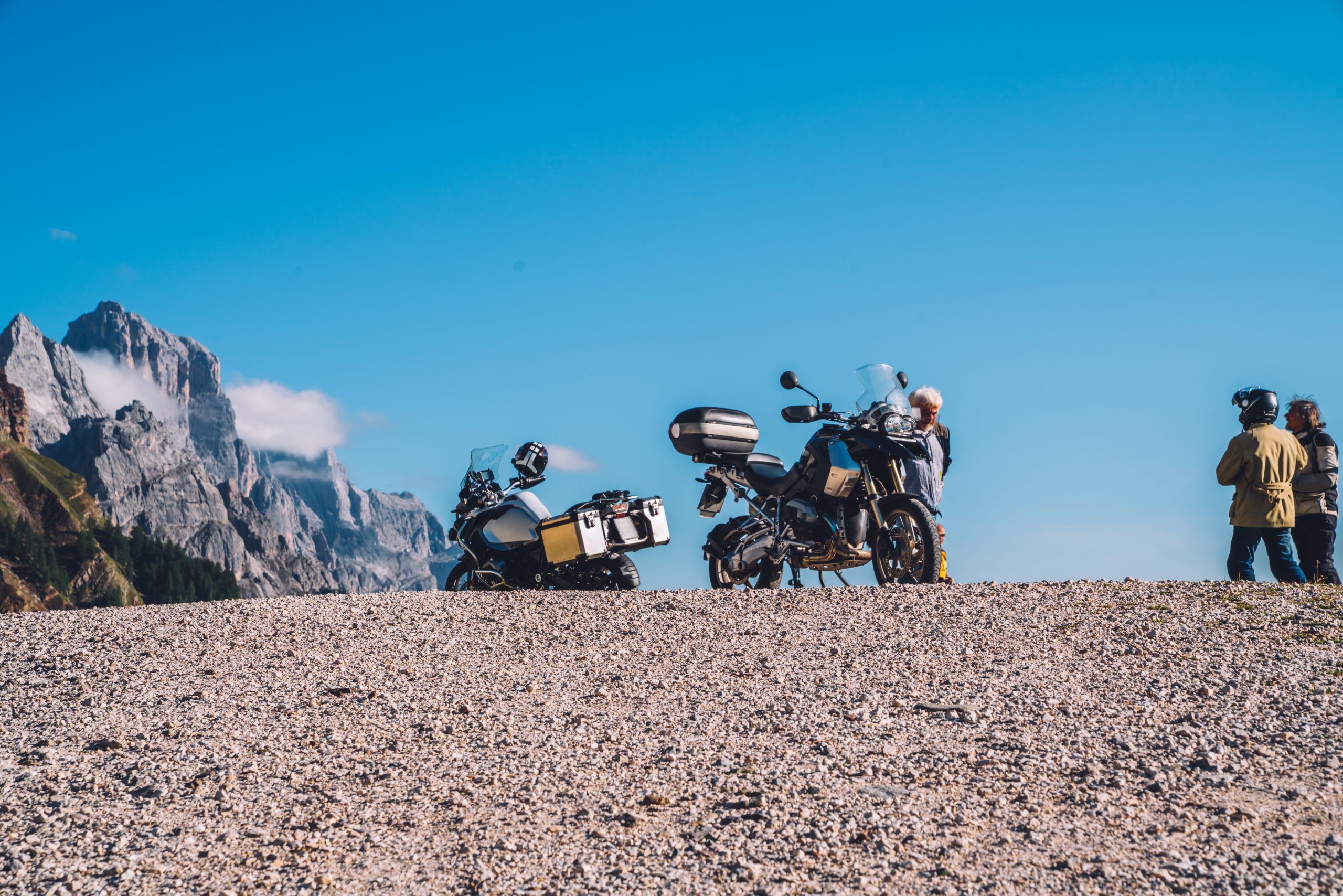 Motorräder auf einem Berg.