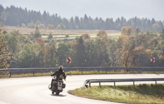 Motorrad fährt auf einer Straße.