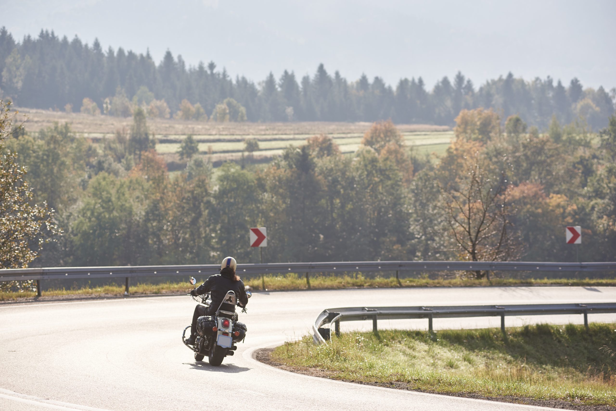 Motorrad fährt auf einer Straße.